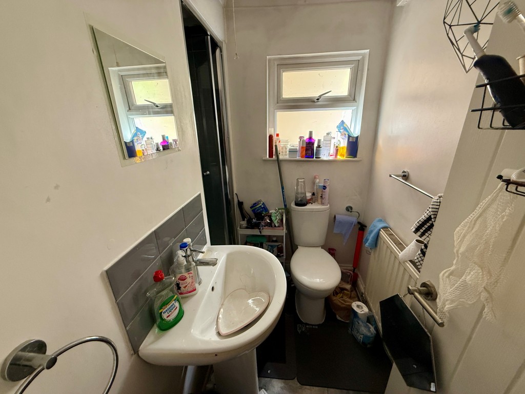 Lot: 116 - FOUR-BEDROOM HOUSE OF MULTIPLE OCCUPATION - Room one - En-suite shower room with W.C.